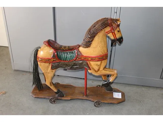 Oud decoratief speelpaard met metalen wielen. vermoedelijk antiek. afmeting 85 x 77 cm. - afbeelding 3 van  3