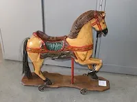 Oud decoratief speelpaard met metalen wielen. vermoedelijk antiek. afmeting 85 x 77 cm. - afbeelding 3 van  3