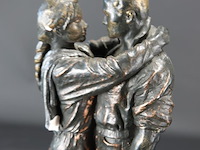 Oud gipsen beeld verliefd stel - afbeelding 2 van  5