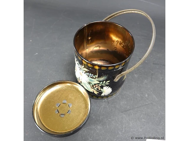 Oud handbeschilderd metalen dekselpot met hengsel - afbeelding 4 van  5