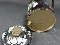Oud handbeschilderd metalen dekselpot met hengsel - afbeelding 5 van  5