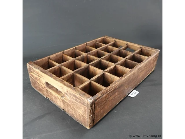 Oud houten vakkenblad met inhoud - afbeelding 1 van  5