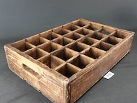 Oud houten vakkenblad met inhoud - afbeelding 1 van  5