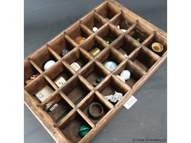 Oud houten vakkenblad met inhoud - afbeelding 2 van  5
