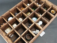 Oud houten vakkenblad met inhoud - afbeelding 2 van  5