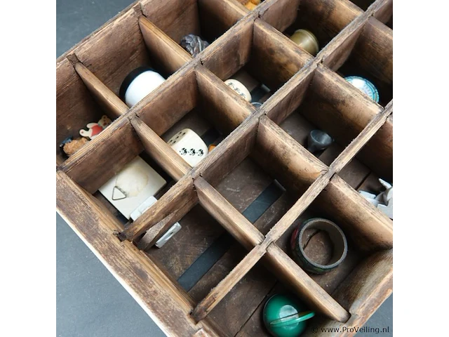 Oud houten vakkenblad met inhoud - afbeelding 3 van  5