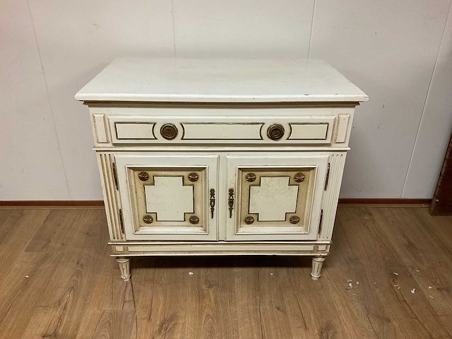 Oud kastje - afbeelding 1 van  3