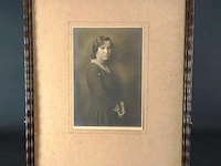 Oud portret in passe-partout en in houten lijst - afbeelding 1 van  5