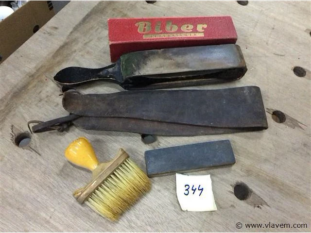 Oud scheermateriaal - afbeelding 1 van  2