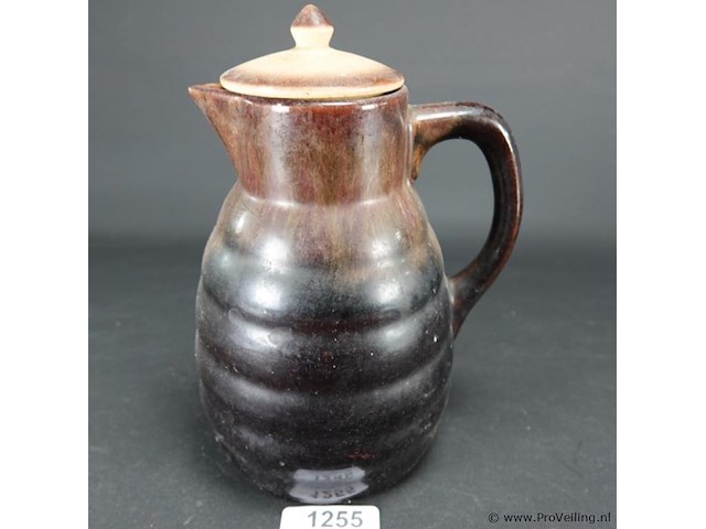 Oude aardewerk schenkkan met deksel - afbeelding 1 van  5