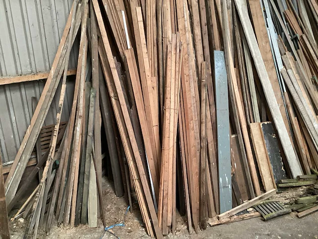 Oude bouwmaterialen - brandhout - sloophout - overige hout- en plaatmateriaal - afbeelding 3 van  4