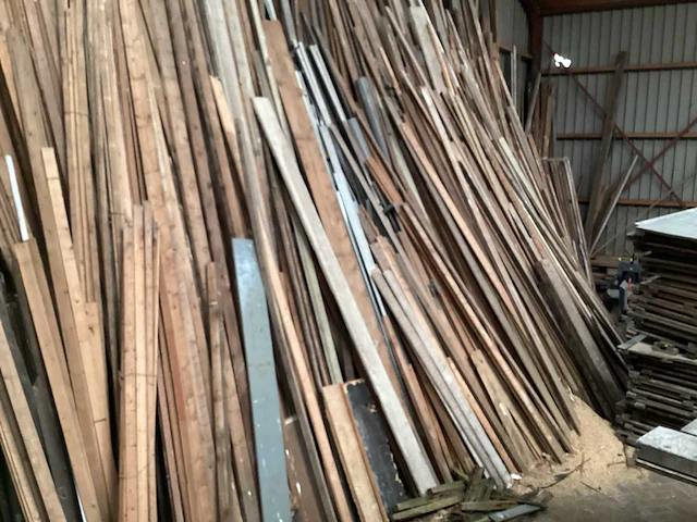 Oude bouwmaterialen - brandhout - sloophout - overige hout- en plaatmateriaal - afbeelding 4 van  4