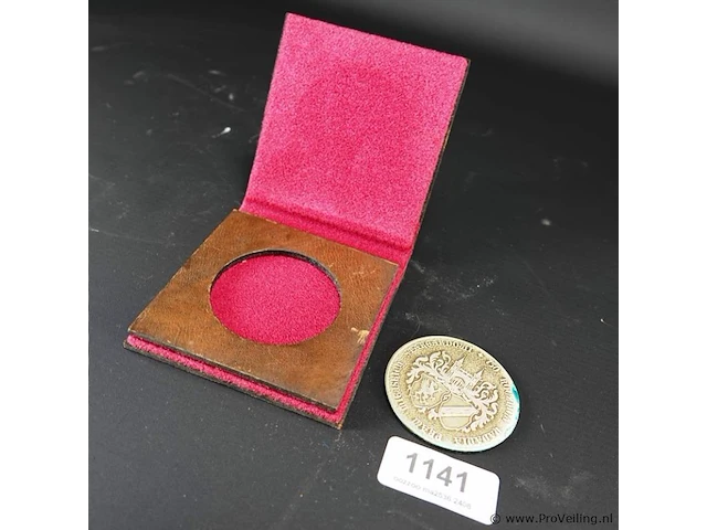 Oude bronzen penning in cassette - afbeelding 1 van  5