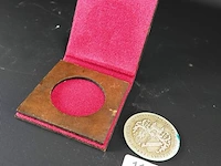 Oude bronzen penning in cassette - afbeelding 1 van  5