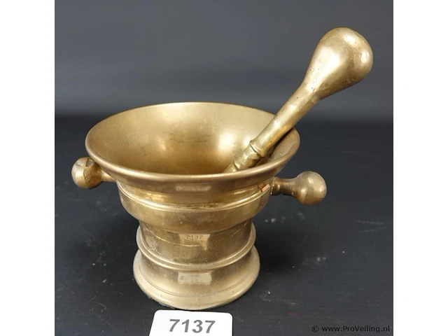 Oude bronzen vijzel met stamper - afbeelding 1 van  3