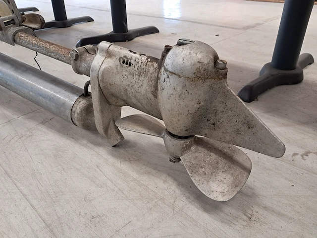 Oude buitenboordmotor van seagull, uit ww2 tijdperk - afbeelding 4 van  6