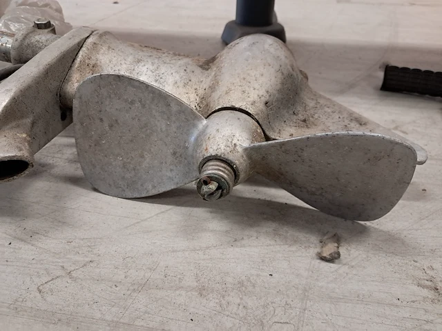 Oude buitenboordmotor van seagull, uit ww2 tijdperk - afbeelding 6 van  6
