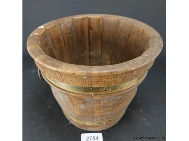 Oude houten emmer gemaakt van duigen - afbeelding 2 van  5