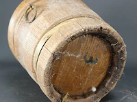 Oude houten emmer gemaakt van duigen - afbeelding 5 van  5