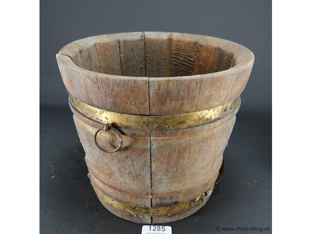 Oude houten emmer - afbeelding 1 van  5