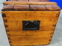 Oude houten kist mest zwaluwstaart verbindingen - afbeelding 3 van  5