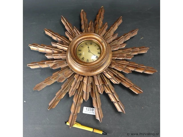 Oude houten zonnen klok - afbeelding 2 van  5