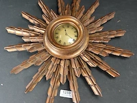 Oude houten zonnen klok - afbeelding 2 van  5