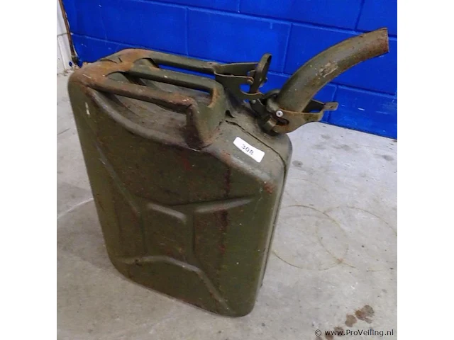 Oude ijzeren jerrycan met afneembare tuit - afbeelding 1 van  5