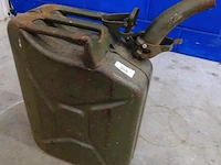Oude ijzeren jerrycan met afneembare tuit - afbeelding 1 van  5