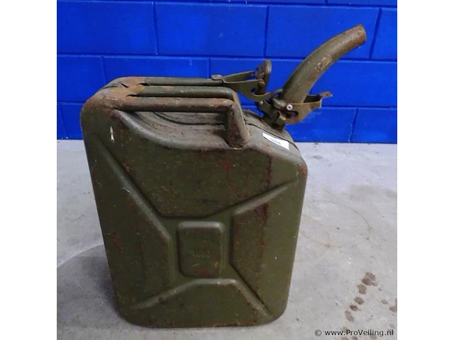 Oude ijzeren jerrycan met afneembare tuit - afbeelding 2 van  5