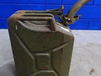 Oude ijzeren jerrycan met afneembare tuit - afbeelding 2 van  5