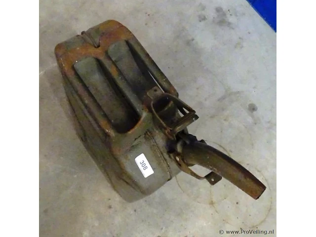 Oude ijzeren jerrycan met afneembare tuit - afbeelding 3 van  5
