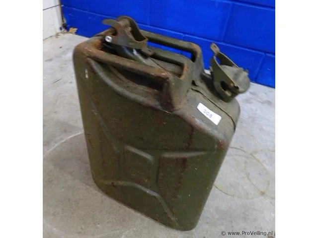 Oude ijzeren jerrycan met afneembare tuit - afbeelding 4 van  5