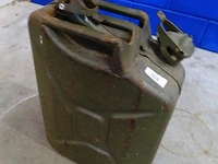 Oude ijzeren jerrycan met afneembare tuit - afbeelding 4 van  5