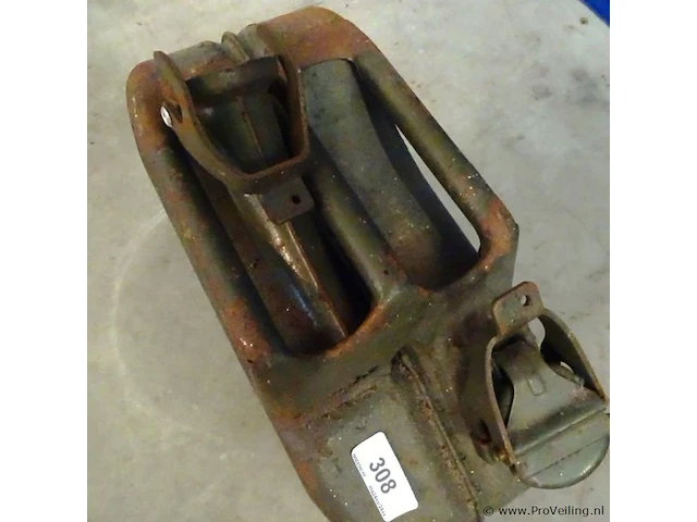 Oude ijzeren jerrycan met afneembare tuit - afbeelding 5 van  5