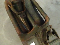 Oude ijzeren jerrycan met afneembare tuit - afbeelding 5 van  5