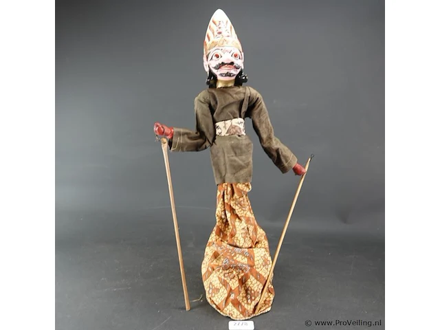 Oude indische wajang golek pop - afbeelding 1 van  5