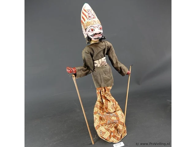 Oude indische wajang golek pop - afbeelding 2 van  5