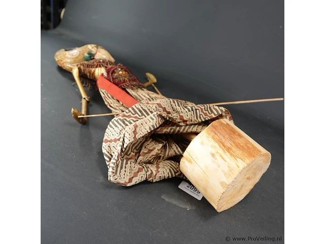 Oude indische wajang golek pop - afbeelding 5 van  5