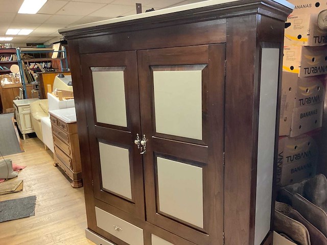 Oude kast met dichtgemaakte vlakken - afbeelding 1 van  3