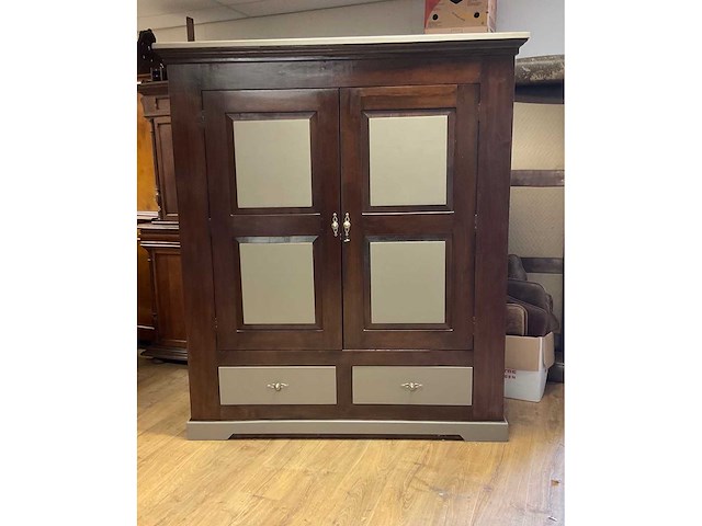 Oude kast met dichtgemaakte vlakken - afbeelding 2 van  3