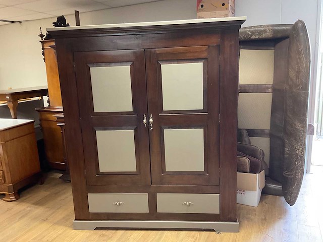 Oude kast met dichtgemaakte vlakken - afbeelding 3 van  3