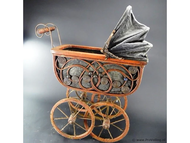 Oude kinderpoppenwagen - afbeelding 1 van  5