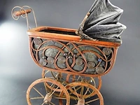 Oude kinderpoppenwagen - afbeelding 1 van  5