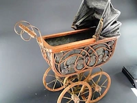 Oude kinderpoppenwagen - afbeelding 2 van  5