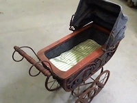 Oude kinderpoppenwagen - afbeelding 3 van  5