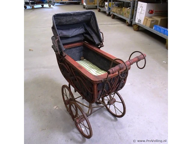 Oude kinderpoppenwagen - afbeelding 4 van  5