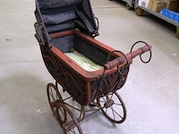 Oude kinderpoppenwagen - afbeelding 4 van  5