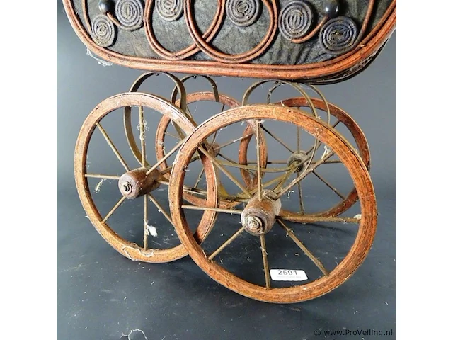 Oude kinderpoppenwagen - afbeelding 5 van  5