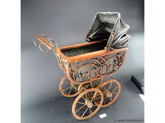 Oude kinderpoppenwagen - afbeelding 2 van  5